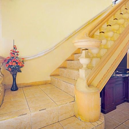 Oyo 91390 Kost Grand Royal Elite Hotel สุราบายา ภายนอก รูปภาพ